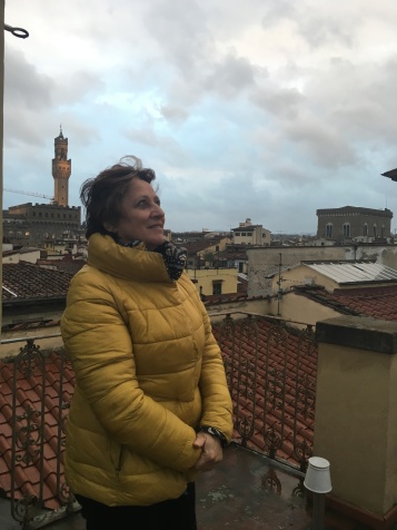 Manuela racconta sulla terrazza di casa sua al centro di Firenze.